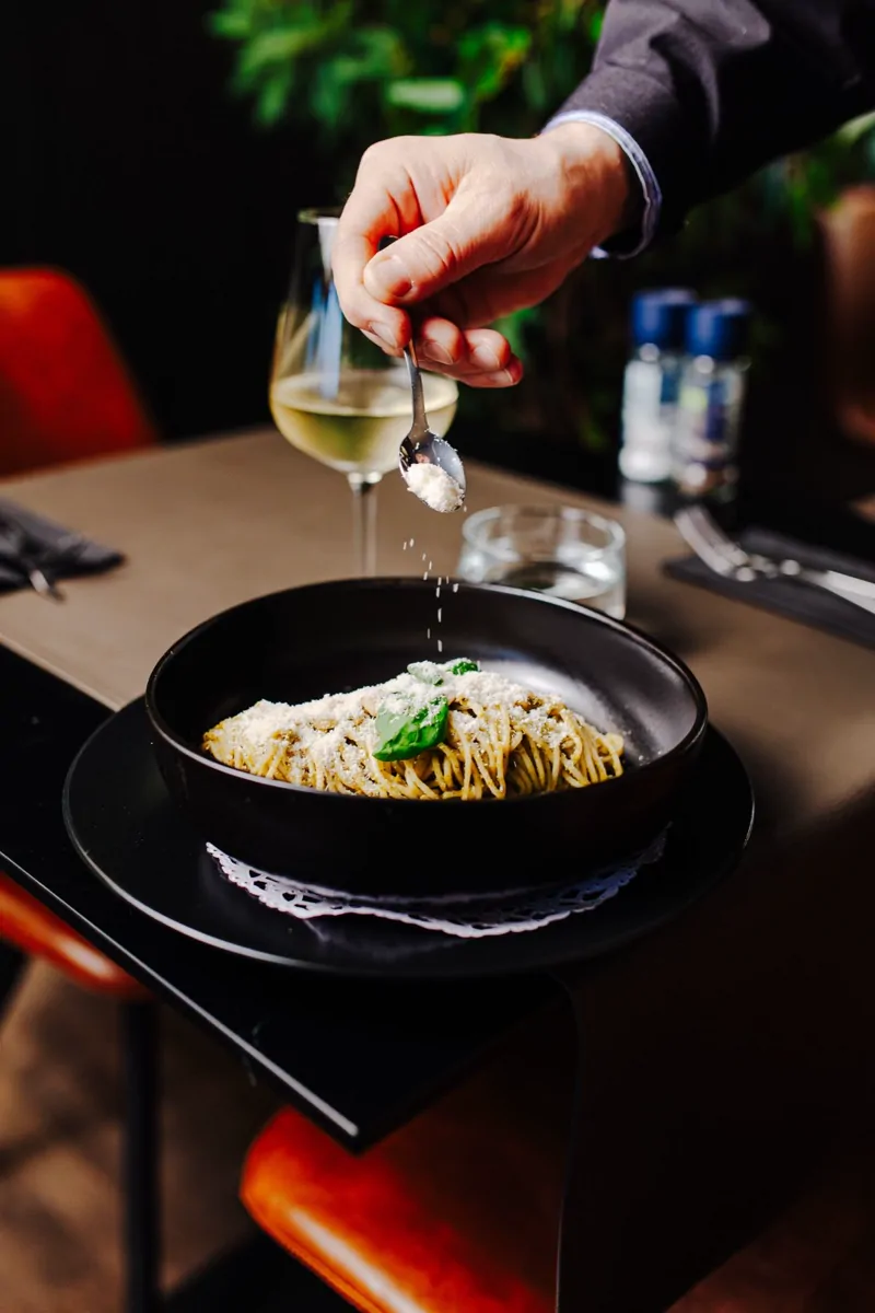 Gerecht wordt afgewerkt aan tafel