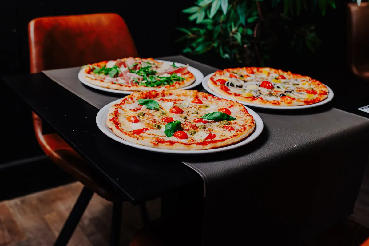 Drie stone-baked pizza's van Porta Alta in Gent