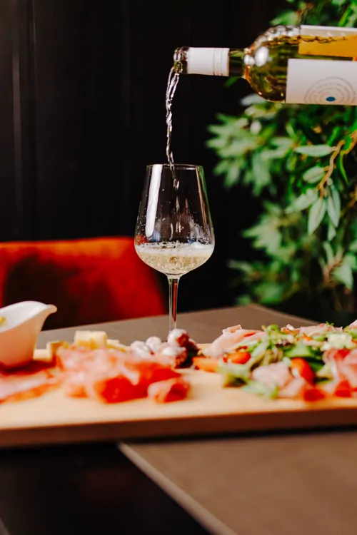 Wijn en antipasti